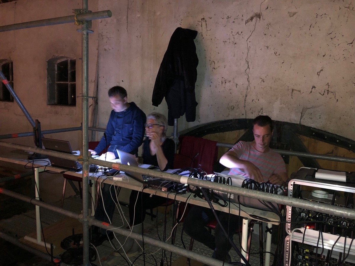 Ginds, tussen de netels