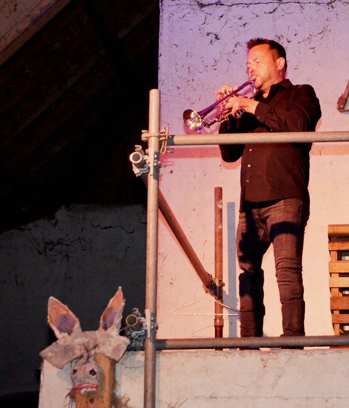 Ginds, tussen de netels