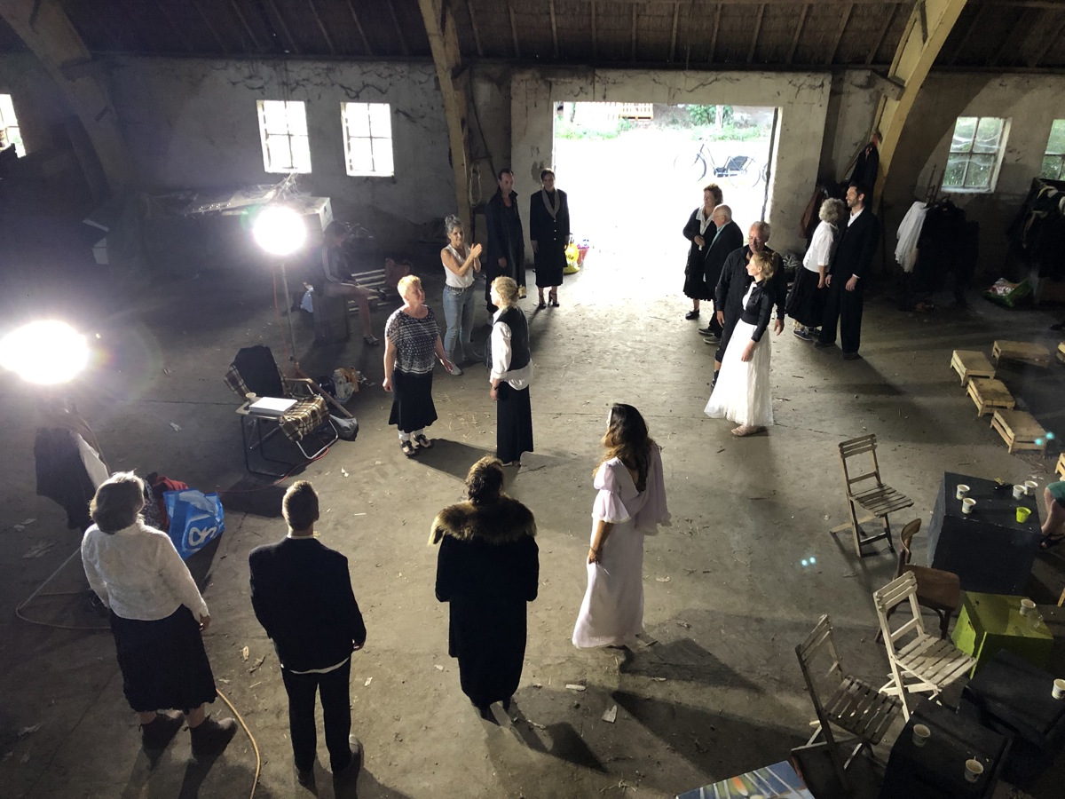 Ginds, tussen de netels